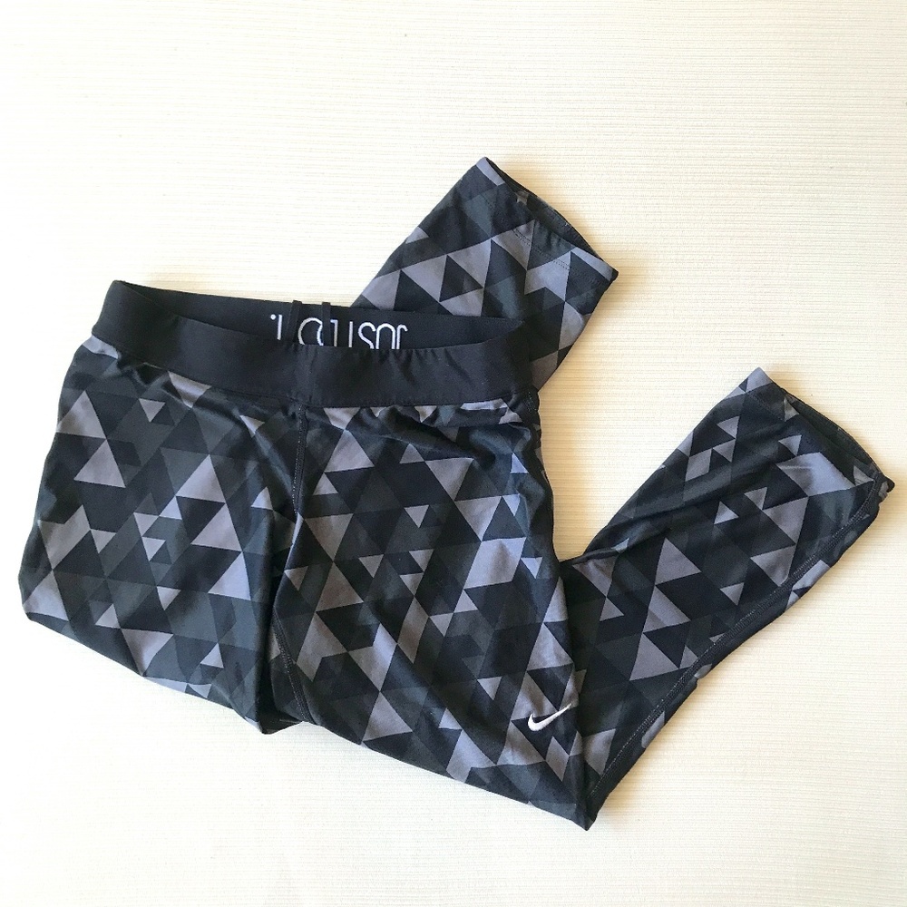 NIKE. Graphic Cropped Leggings - Size Medium